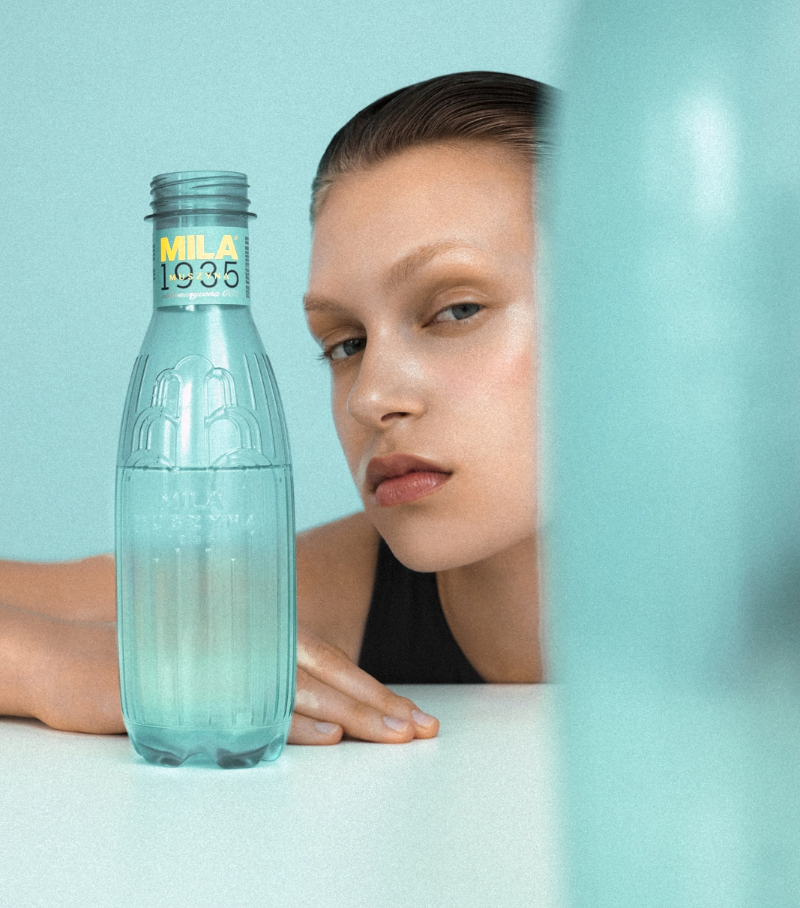 aktywna kobieta z odkręconą butelka Mila Muszyna